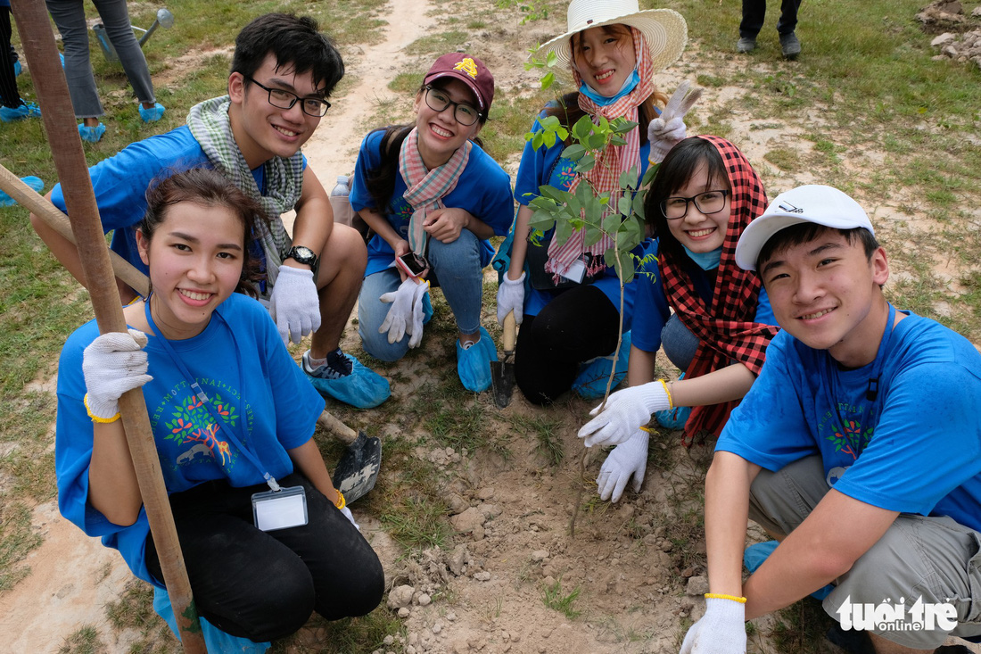 Sinh viên quốc tế trồng 500 cây xanh ở quần thể Angkor - Ảnh 5.