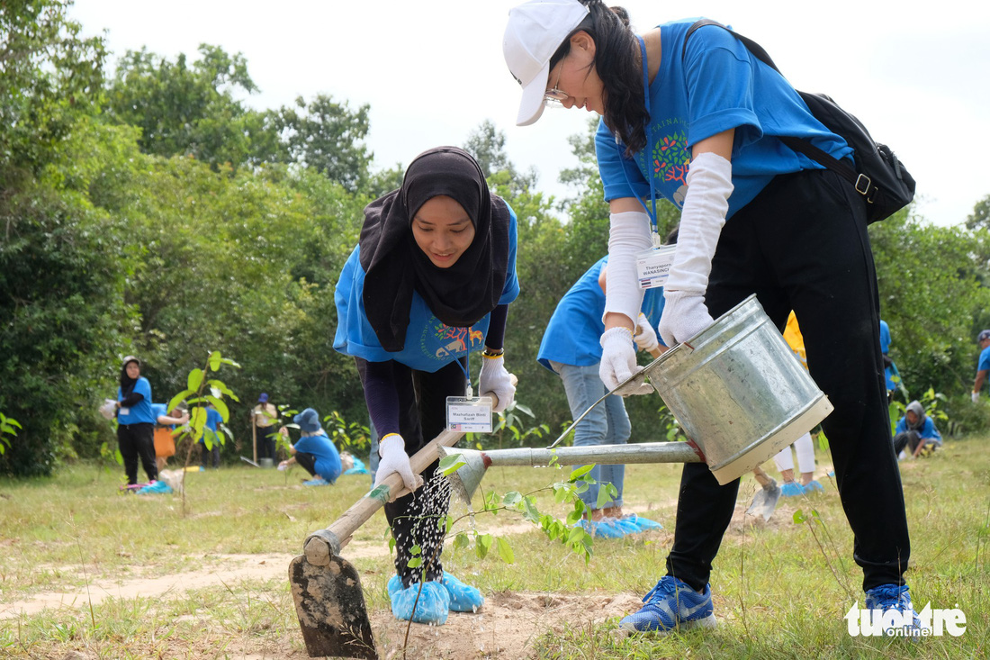 Sinh viên quốc tế trồng 500 cây xanh ở quần thể Angkor - Ảnh 12.