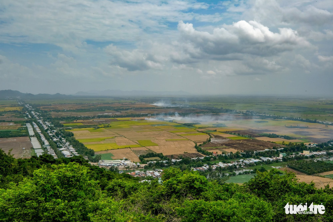 Mướt mắt với sắc màu vụ mùa ngắm từ đỉnh Núi Sam - Ảnh 7.