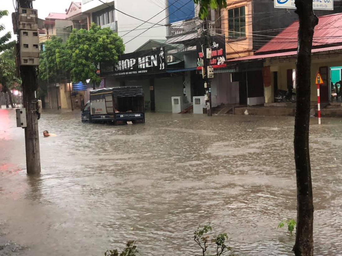 Hàng loạt ôtô ngâm trong biển nước ở Thái Nguyên - Ảnh 5.