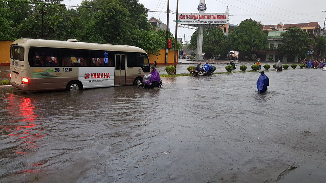 Hàng loạt ôtô ngâm trong biển nước ở Thái Nguyên - Ảnh 4.