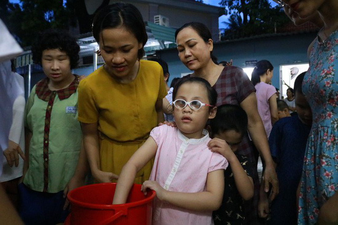 Các em nhỏ khiếm thị và đêm Trung thu đáng nhớ - Ảnh 4.