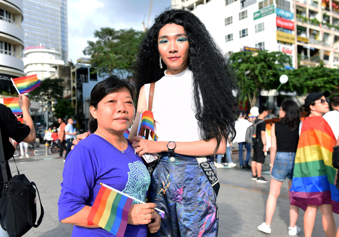 Cộng đồng LGBT diễu hành cầu vồng trên phố đi bộ Nguyễn Huệ - Ảnh 6.