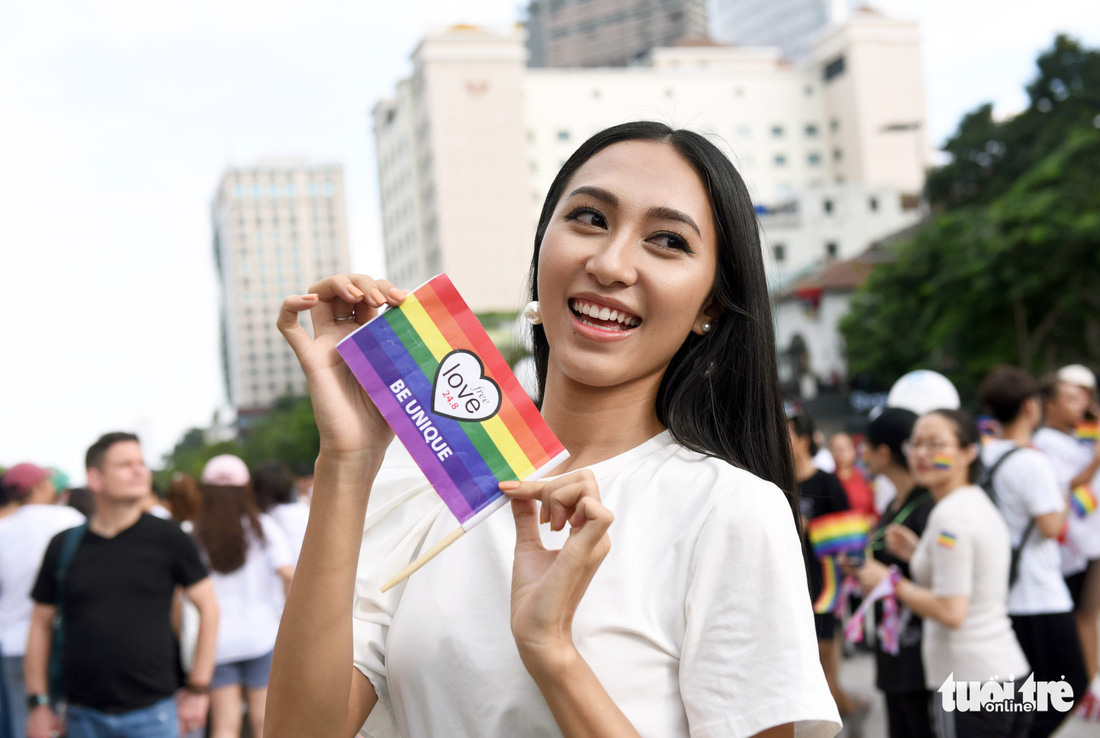 Cộng đồng LGBT diễu hành cầu vồng trên phố đi bộ Nguyễn Huệ - Ảnh 1.