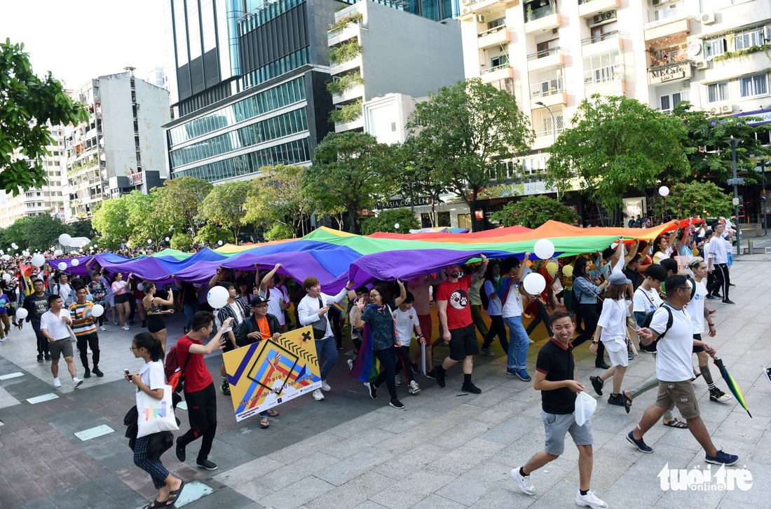 Cộng đồng LGBT diễu hành cầu vồng trên phố đi bộ Nguyễn Huệ - Ảnh 4.