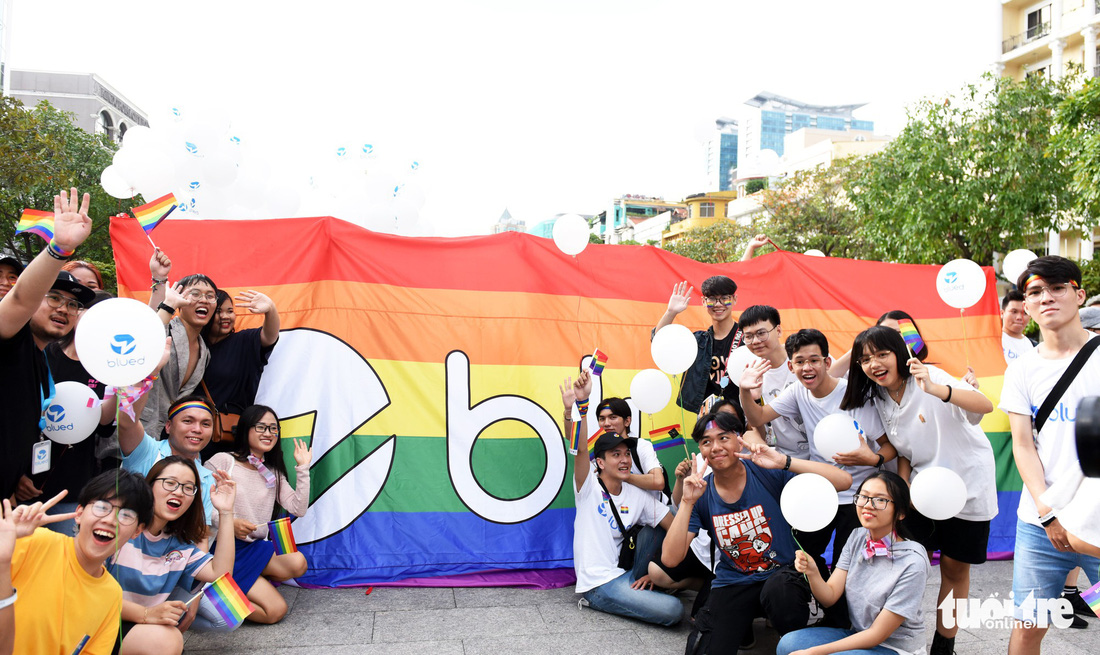 Cộng đồng LGBT diễu hành cầu vồng trên phố đi bộ Nguyễn Huệ - Ảnh 5.