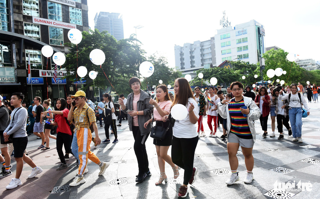 Cộng đồng LGBT diễu hành cầu vồng trên phố đi bộ Nguyễn Huệ - Ảnh 7.