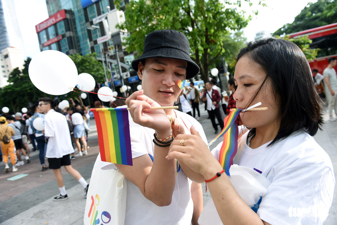 Cộng đồng LGBT diễu hành cầu vồng trên phố đi bộ Nguyễn Huệ - Ảnh 8.