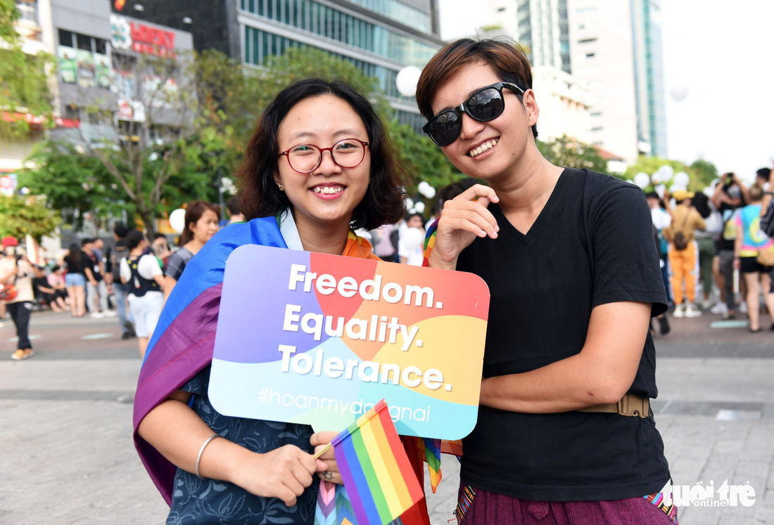 Cộng đồng LGBT diễu hành cầu vồng trên phố đi bộ Nguyễn Huệ - Ảnh 9.