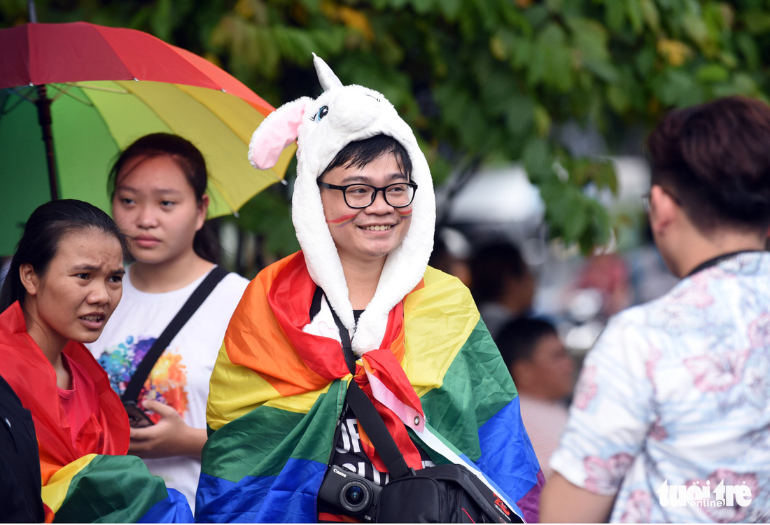 Cộng đồng LGBT diễu hành cầu vồng trên phố đi bộ Nguyễn Huệ - Ảnh 10.