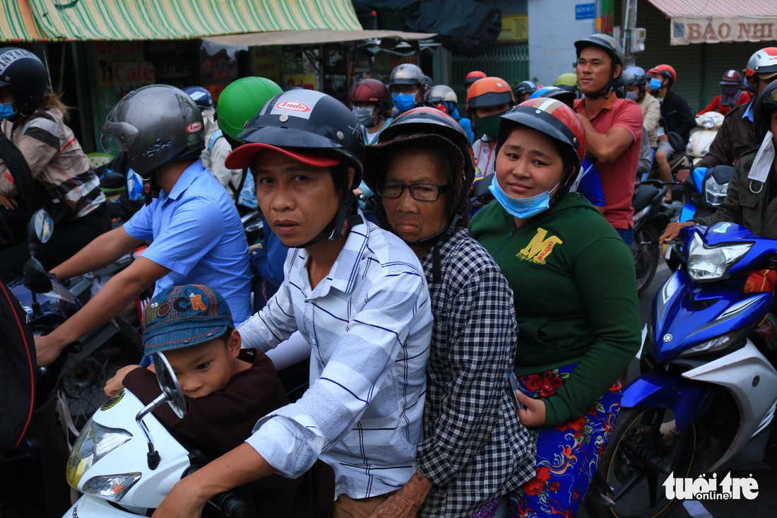 Dòng người nối hàng dài quay lại Sài Gòn sau lễ 2-9 - Ảnh 6.