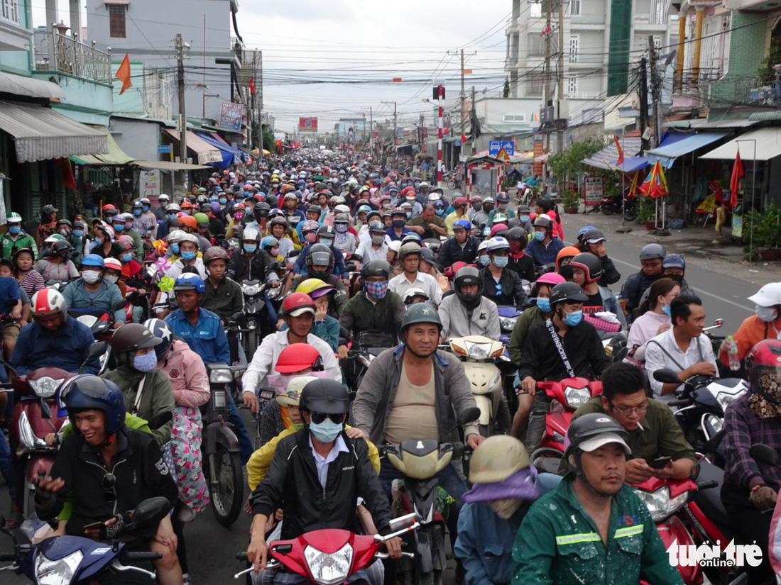 Dòng người nối hàng dài quay lại Sài Gòn sau lễ 2-9 - Ảnh 1.