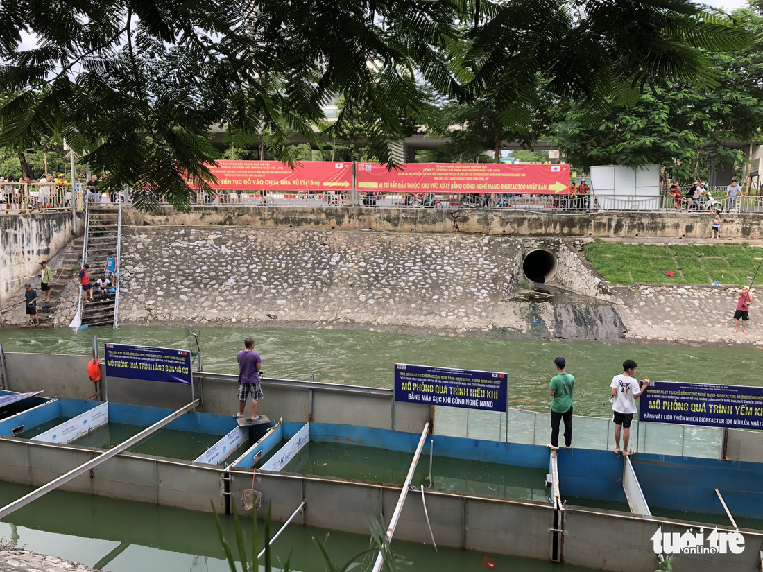 Sau mưa lớn, người dân đổ ra sông Tô Lịch câu cá - Ảnh 5.