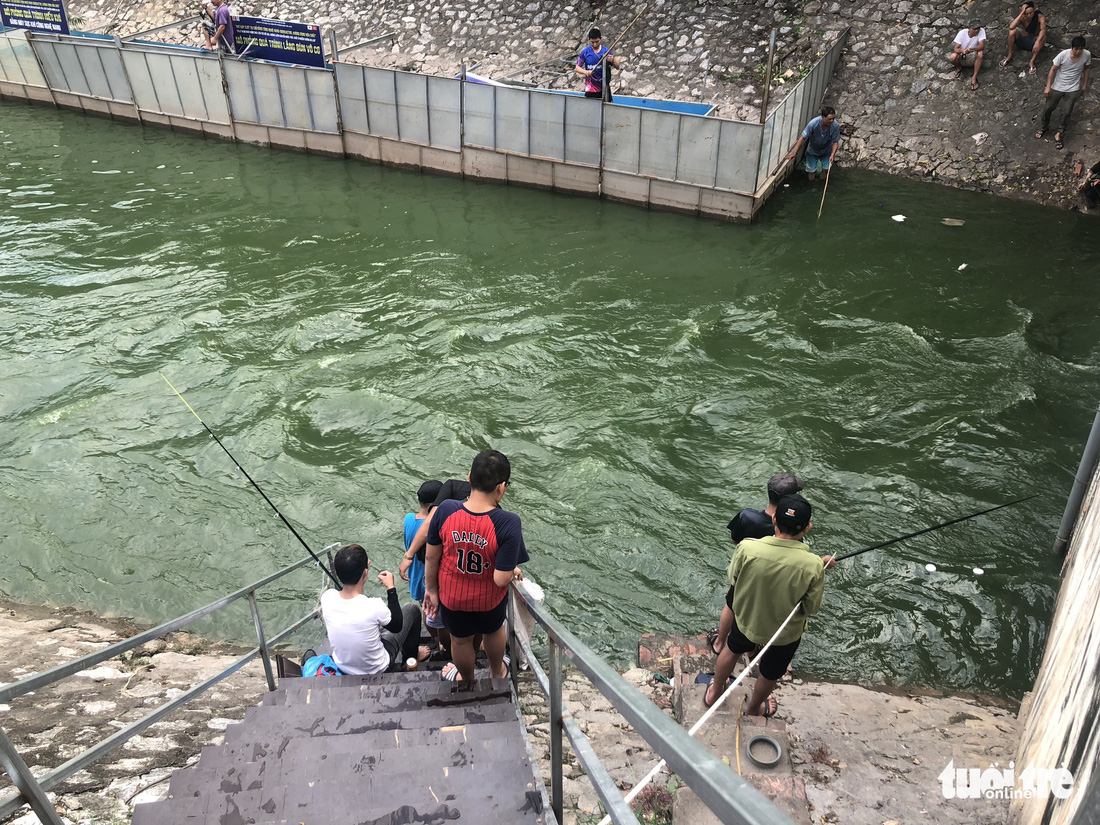 Sau mưa lớn, người dân đổ ra sông Tô Lịch câu cá - Ảnh 6.
