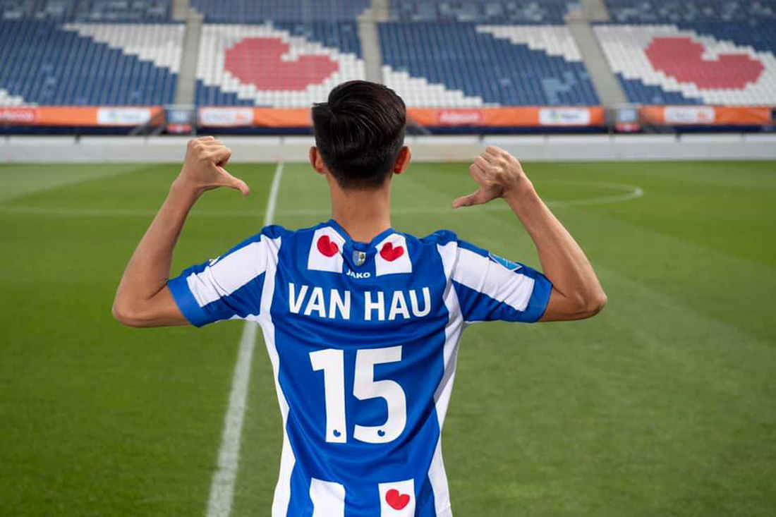 Bộ ảnh Văn Hậu cười rạng rỡ trong màu áo SC Heerenveen - Ảnh 5.