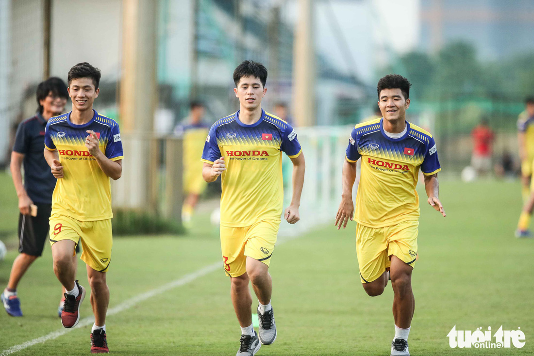 Xem tuyển Việt Nam sảng khoái trong buổi tập đầu tiên chờ đấu Malaysia - Ảnh 11.