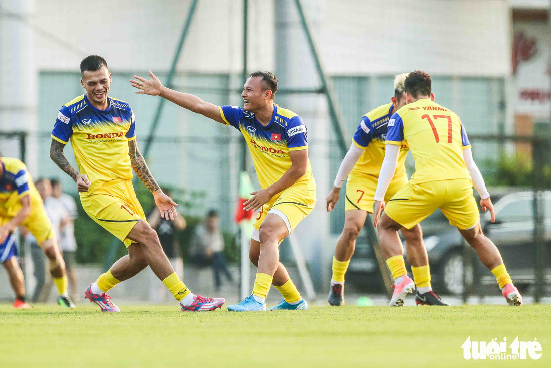 Xem tuyển Việt Nam sảng khoái trong buổi tập đầu tiên chờ đấu Malaysia - Ảnh 4.