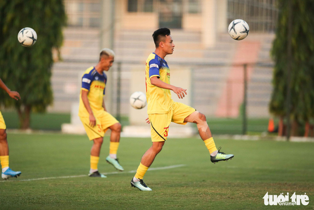 Xem tuyển Việt Nam sảng khoái trong buổi tập đầu tiên chờ đấu Malaysia - Ảnh 8.