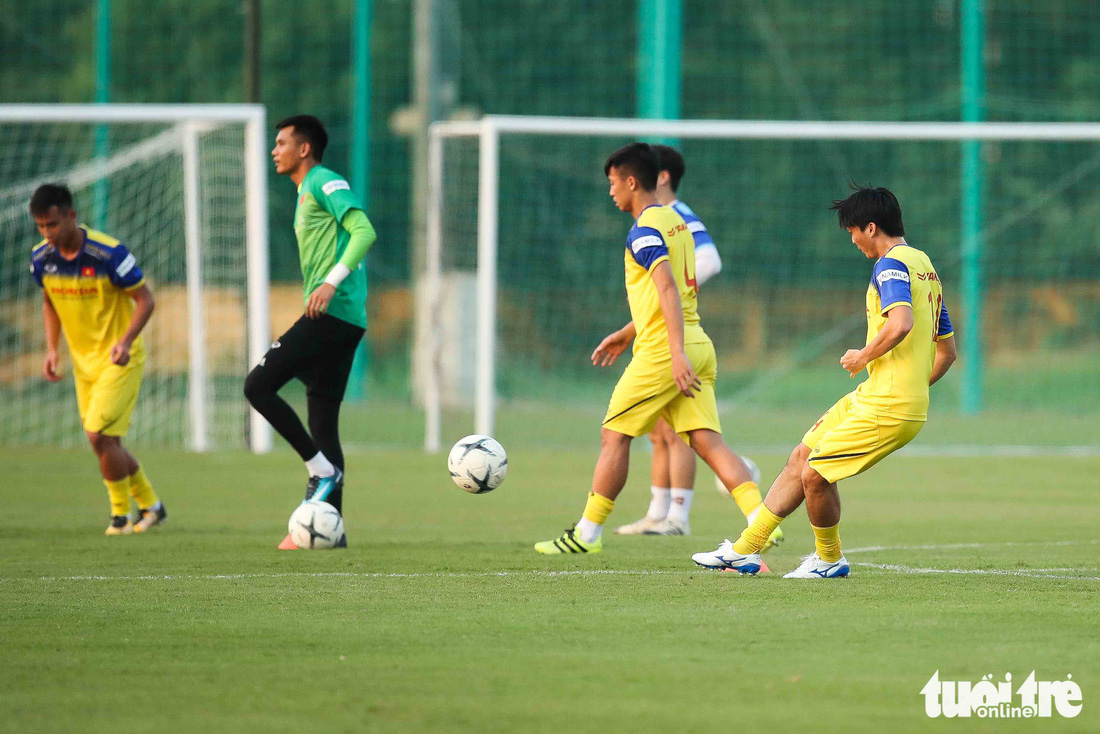 Xem tuyển Việt Nam sảng khoái trong buổi tập đầu tiên chờ đấu Malaysia - Ảnh 10.