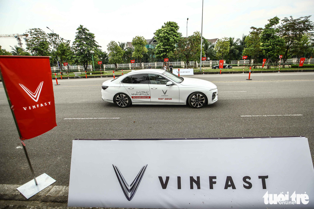 Người dân Hà Nội lái thử ‘xế sang’ VinFast Lux - Ảnh 3.