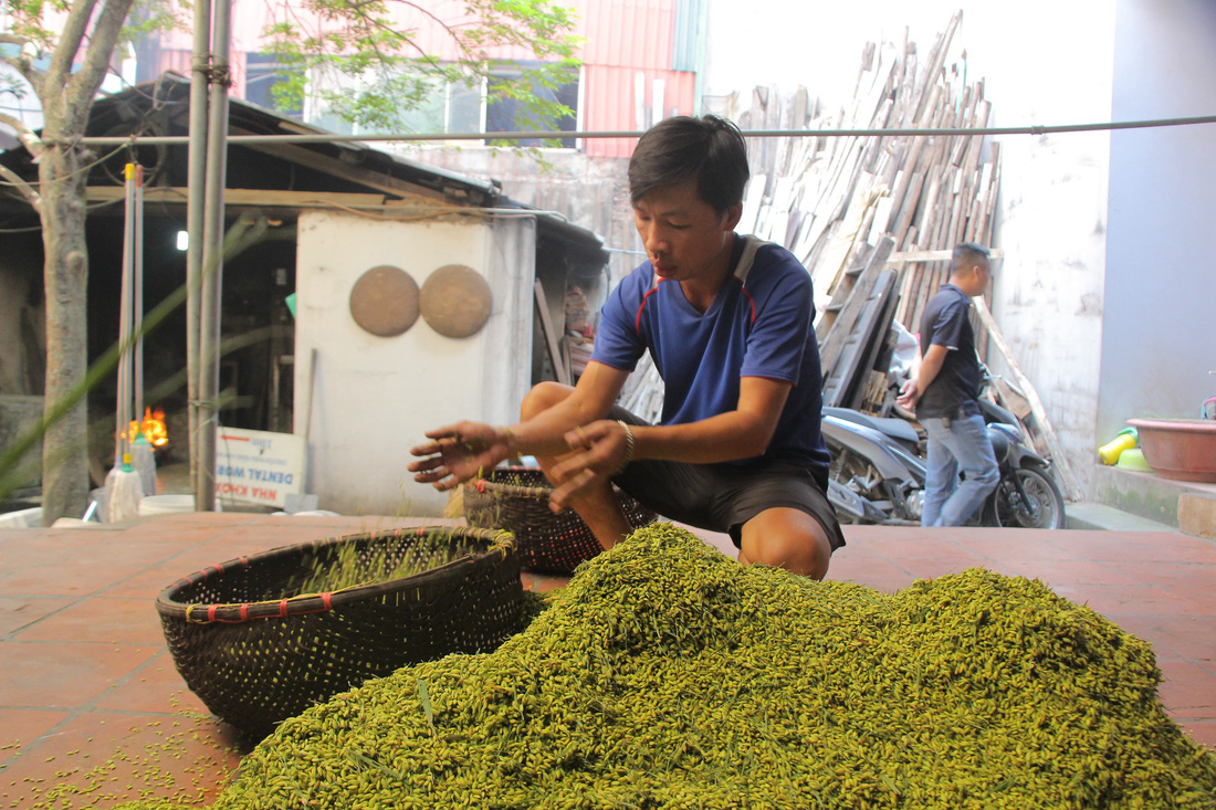 Mẹ truyền con nối giữ gìn tiếng tăm hương cốm làng Vòng - Ảnh 6.