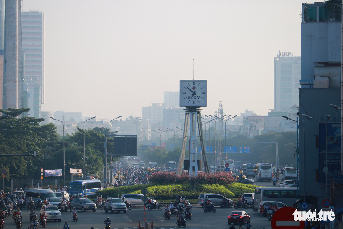 Buổi sáng TP.HCM mờ ảo trong sương mù tựa như Đà Lạt - Ảnh 3.