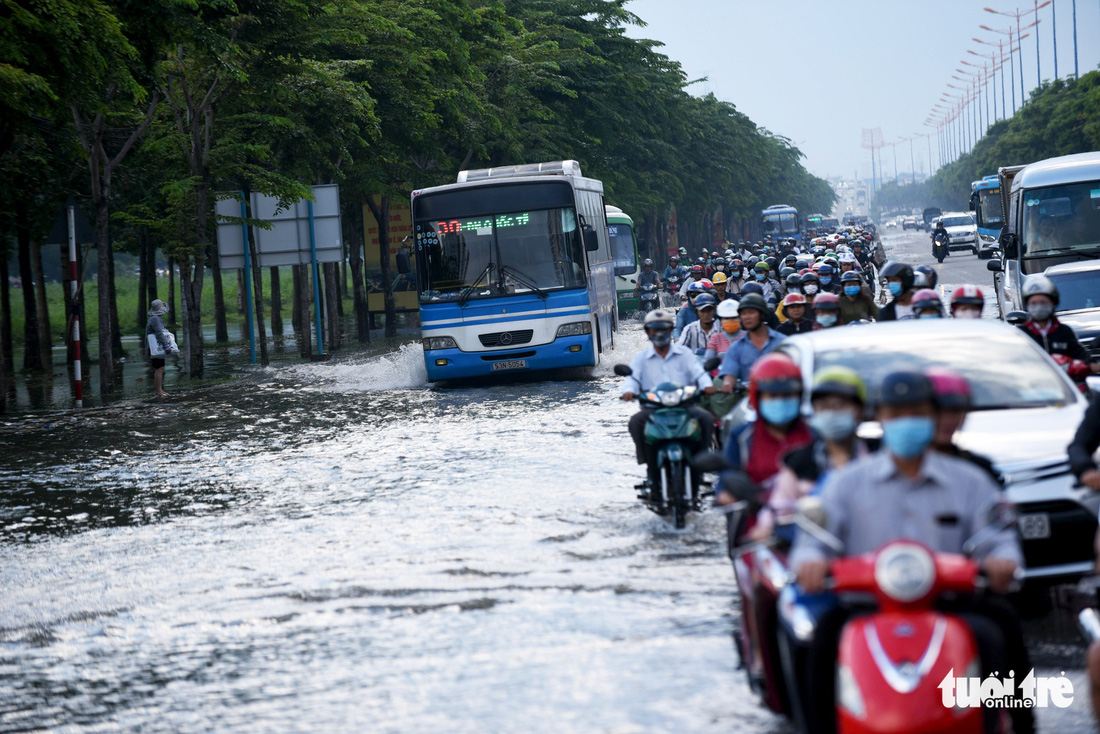 Triều cường chưa đạt đỉnh, người dân đã bì bõm lội nước giờ tan tầm - Ảnh 12.