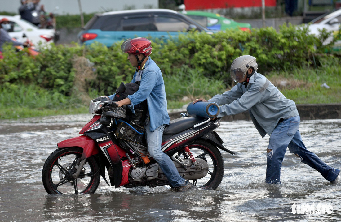 Triều cường chưa đạt đỉnh, người dân đã bì bõm lội nước giờ tan tầm - Ảnh 13.