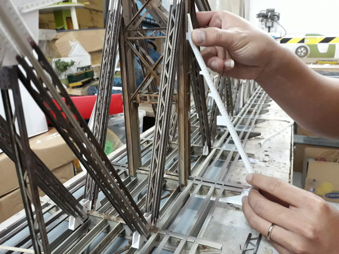 Chưa từng đến Hà Nội, 8X Đà Lạt làm mô hình cầu Long Biên như thật - Ảnh 3.