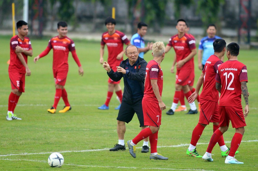 Tuyển Việt Nam cực kỳ vui vẻ trên sân tập chờ đấu Thái Lan - Ảnh 2.