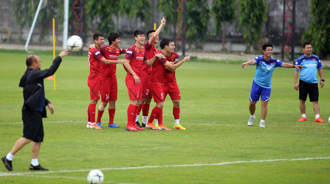 Tuyển Việt Nam cực kỳ vui vẻ trên sân tập chờ đấu Thái Lan - Ảnh 3.