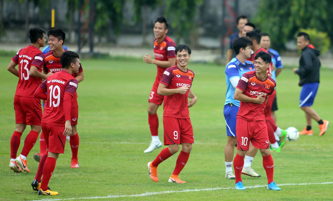 Tuyển Việt Nam cực kỳ vui vẻ trên sân tập chờ đấu Thái Lan - Ảnh 7.