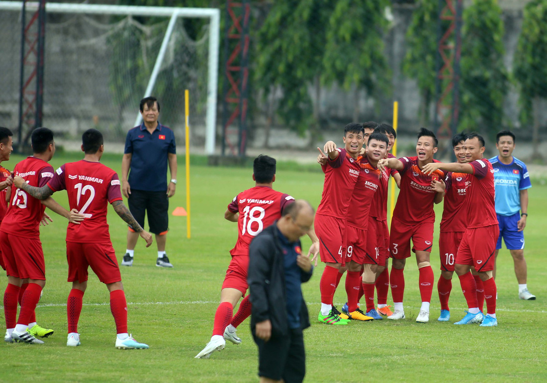Tuyển Việt Nam cực kỳ vui vẻ trên sân tập chờ đấu Thái Lan - Ảnh 6.