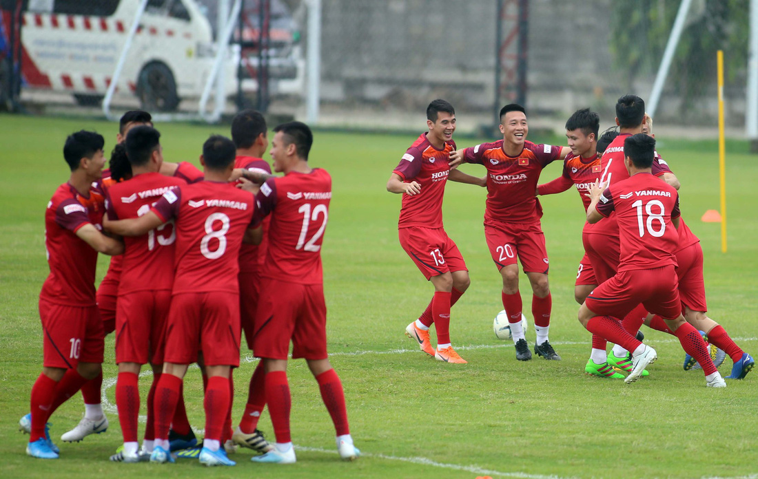 Tuyển Việt Nam cực kỳ vui vẻ trên sân tập chờ đấu Thái Lan - Ảnh 8.