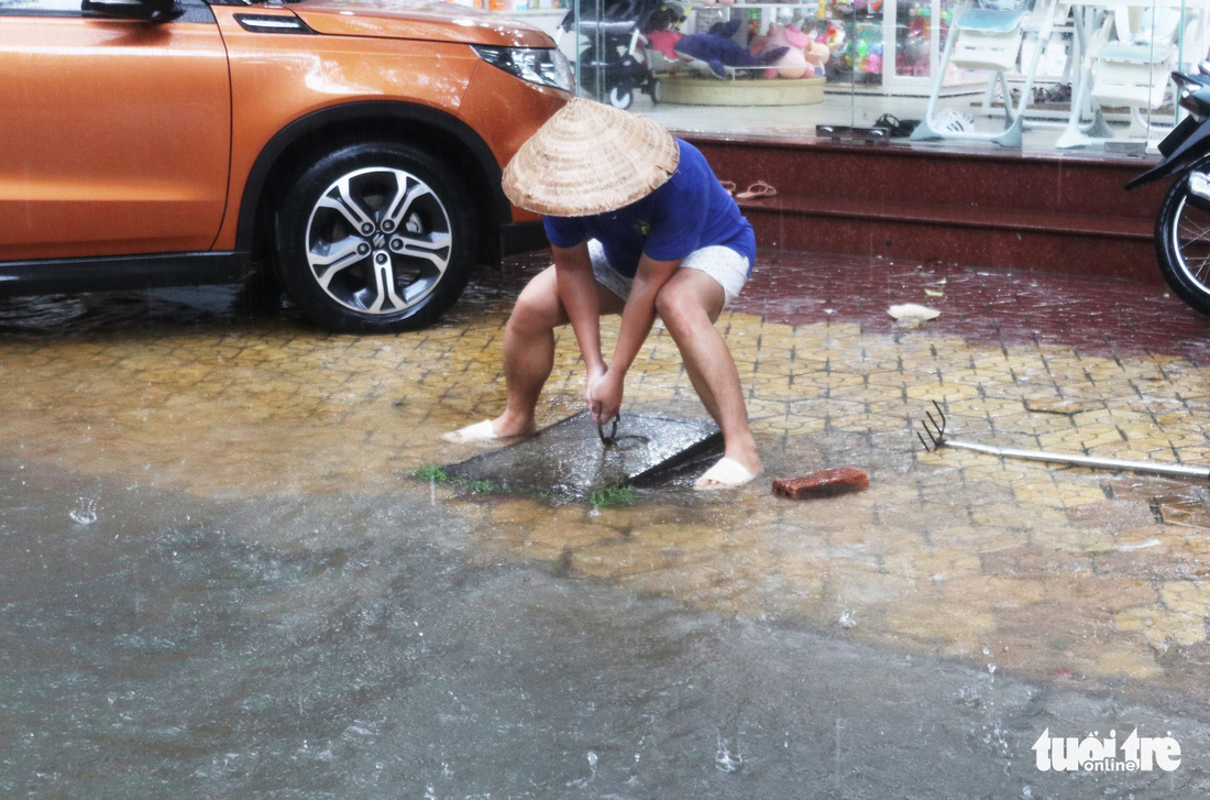 TP Vinh mưa xối xả ngập đường, phụ huynh vất vả đưa con đến trường - Ảnh 7.