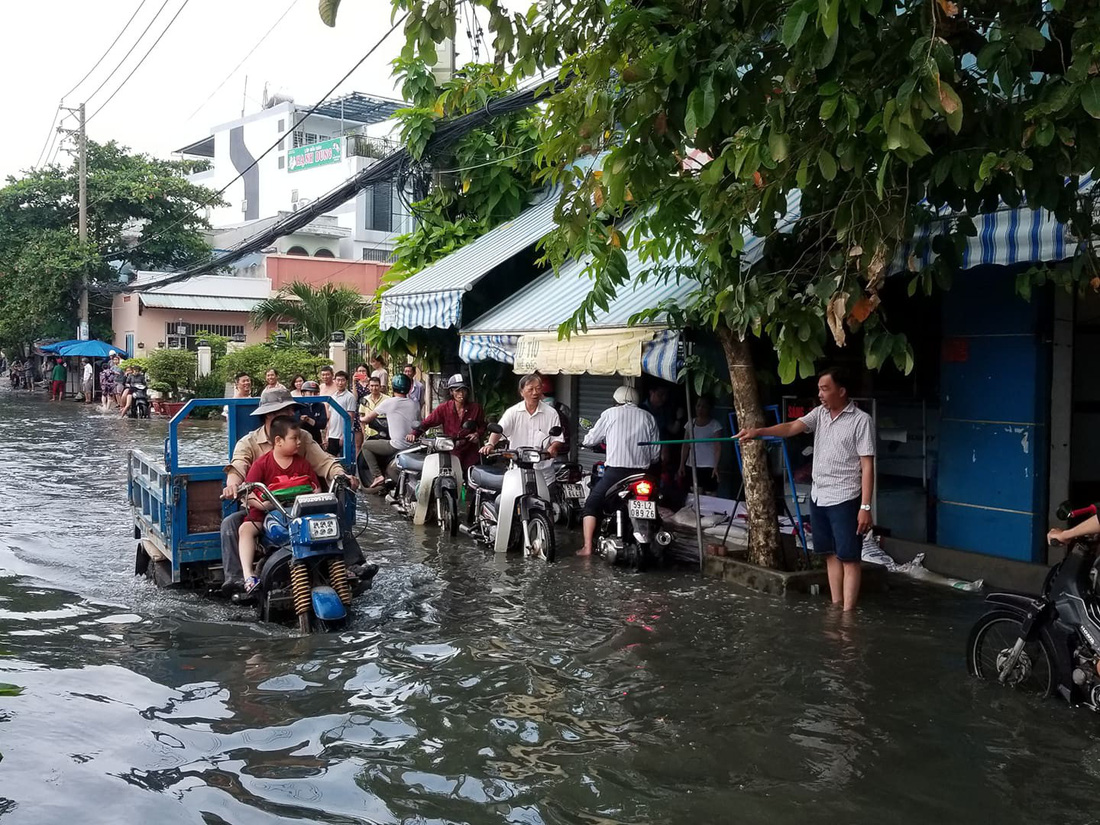 Triều cường kỷ lục, nước sông nước cống bủa vây nhiều tuyến đường TP.HCM - Ảnh 13.