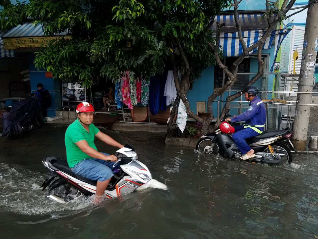 Triều cường kỷ lục, nước sông nước cống bủa vây nhiều tuyến đường TP.HCM - Ảnh 6.