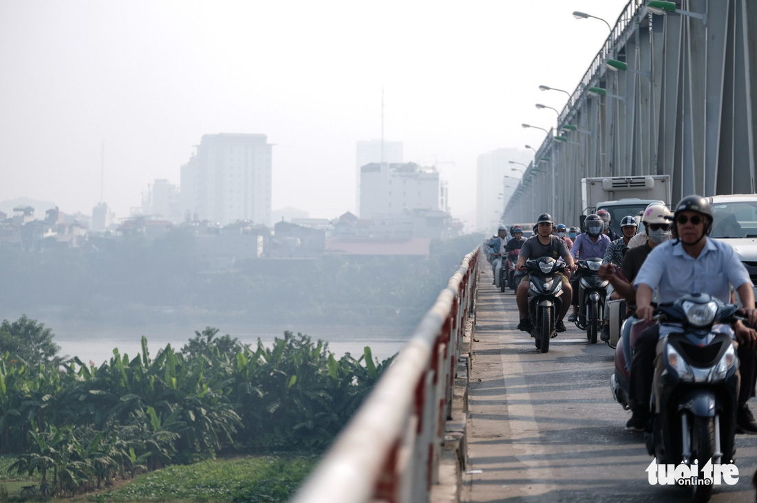 Hà Nội mịt mù sáng đầu tuần, cảnh báo ô nhiễm không khí mức nguy hại - Ảnh 7.