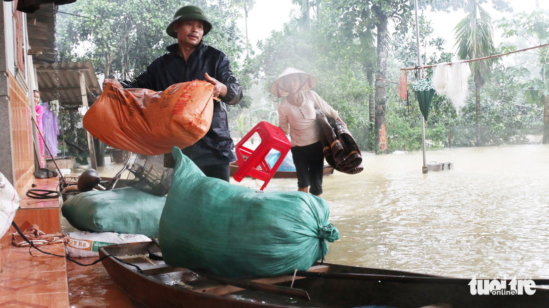 Dân vùng lũ Hà Tĩnh co ro chờ nước rút từng giờ - Ảnh 14.