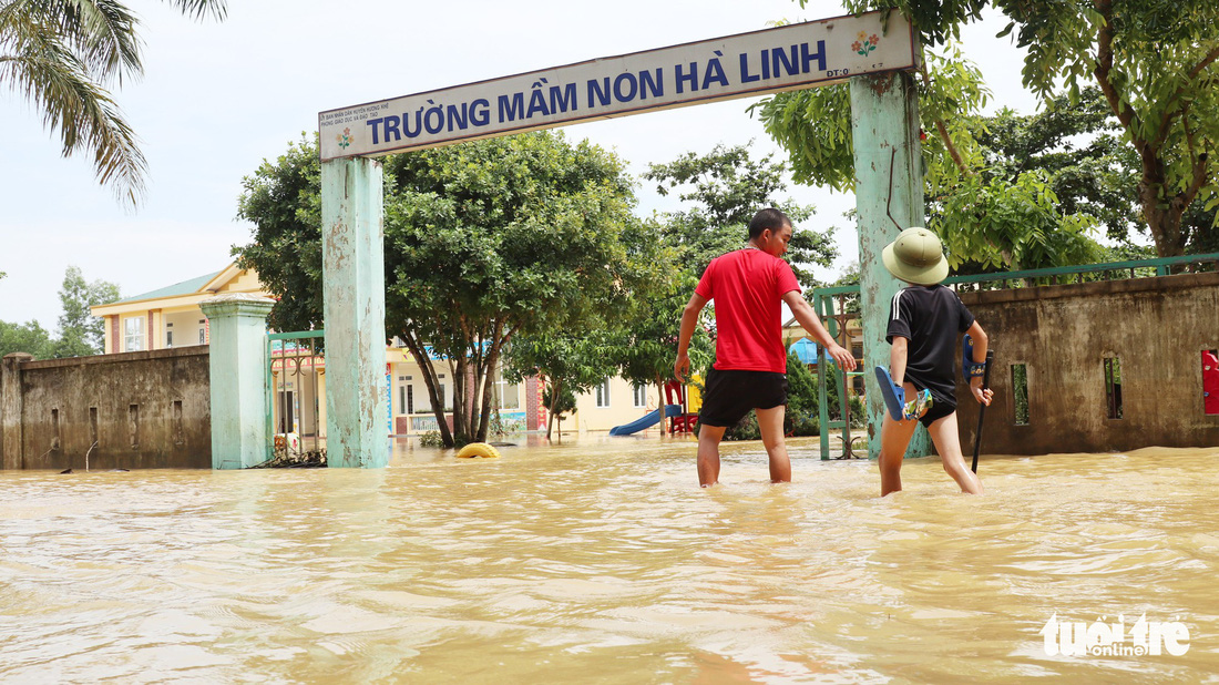 Trường ngập nặng, thầy cô dồn lực dọn dẹp đón học sinh - Ảnh 3.