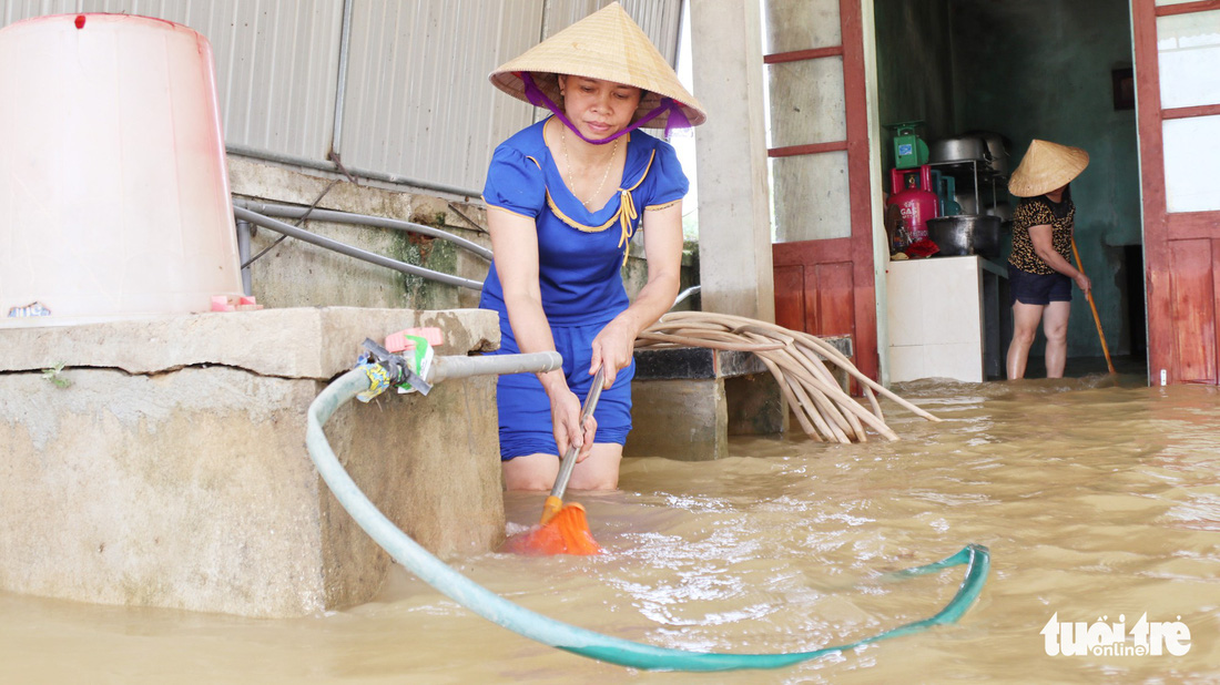 Trường ngập nặng, thầy cô dồn lực dọn dẹp đón học sinh - Ảnh 9.