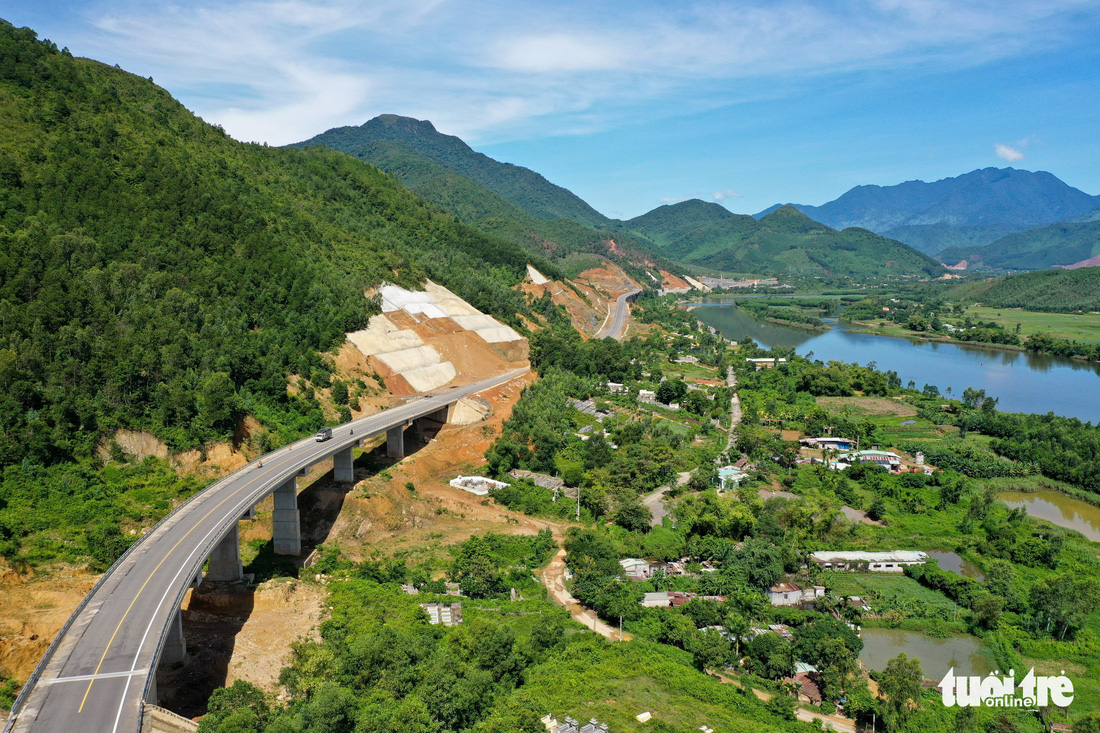 Ngắm cao tốc La Sơn - Túy Loan xuyên vườn quốc gia Bạch Mã - Ảnh 3.
