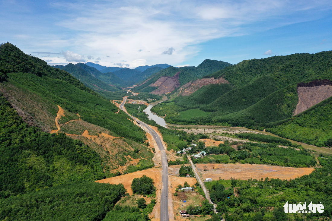 Ngắm cao tốc La Sơn - Túy Loan xuyên vườn quốc gia Bạch Mã - Ảnh 7.