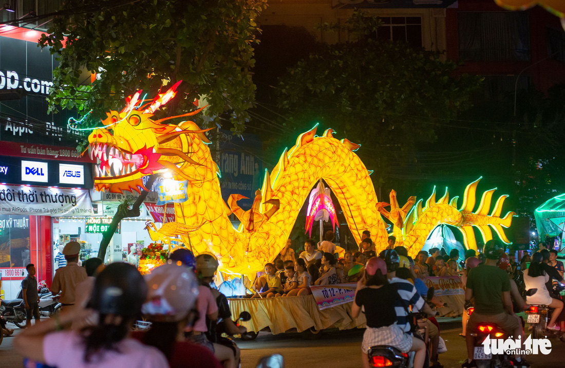 Đèn trung thu siêu to khổng lồ tràn ngập đường phố Tuyên Quang - Ảnh 1.