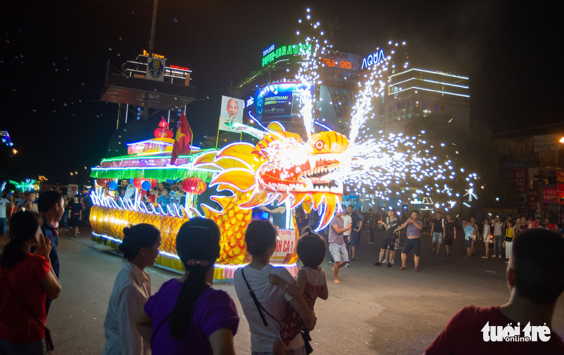 Đèn trung thu siêu to khổng lồ tràn ngập đường phố Tuyên Quang - Ảnh 4.