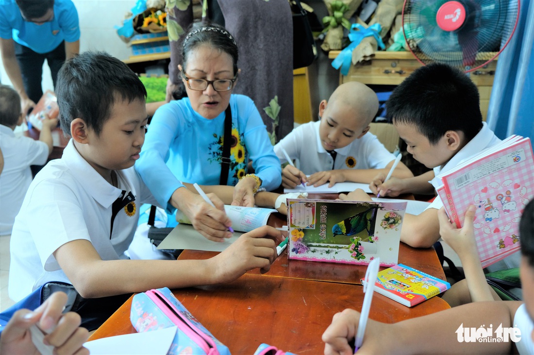 Lễ khai giảng ở bệnh viện của các chiến binh nhí - Ảnh 7.