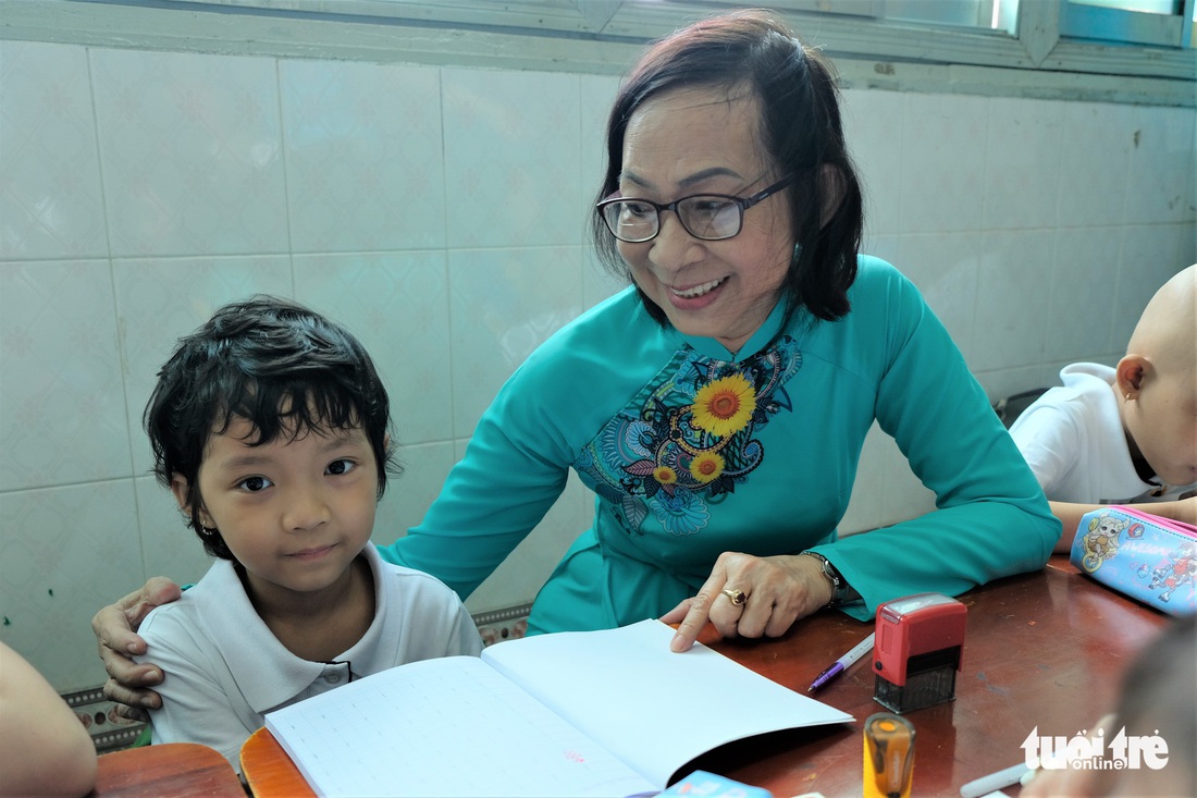 Lễ khai giảng ở bệnh viện của các chiến binh nhí - Ảnh 11.