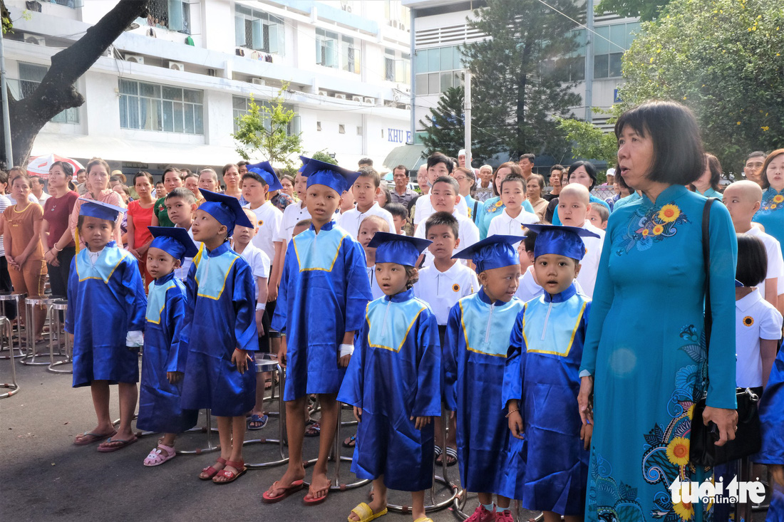 Lễ khai giảng ở bệnh viện của các chiến binh nhí - Ảnh 1.