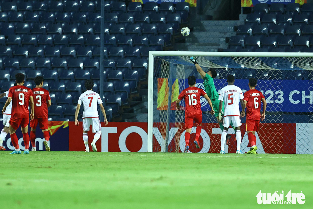 Những pha cứu nguy xuất sắc của Bùi Tiến Dũng trước U23 UAE - Ảnh 4.