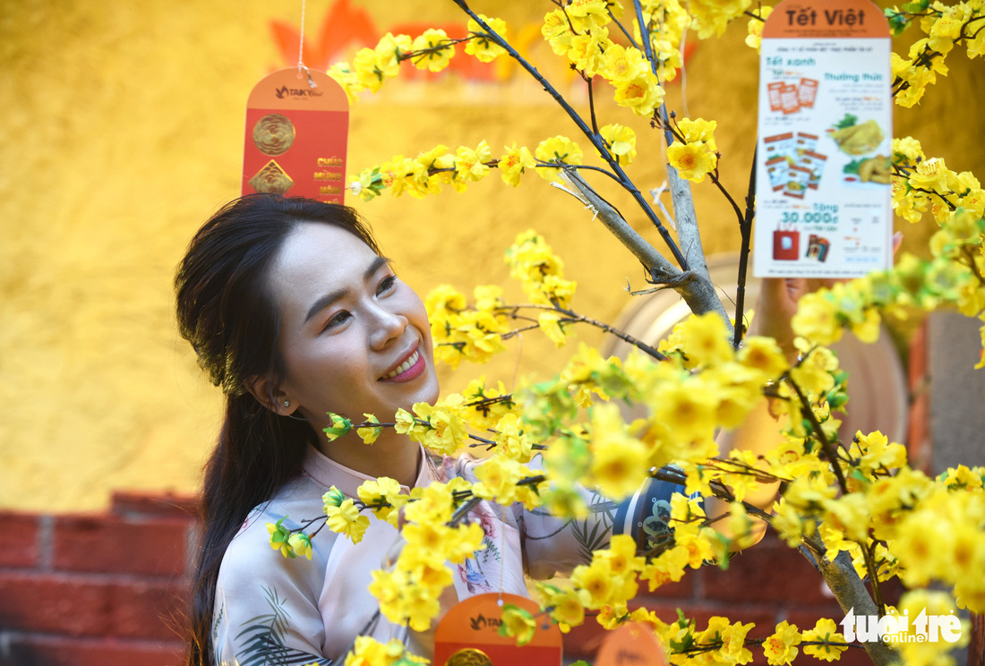Đường hoa mai, phố ông đồ hút khách ở Lễ hội Tết Việt - Ảnh 6.